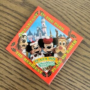 2000 Disneyland Plaza Inn Breakfast in the Park Pin/Button Holiday Versi…